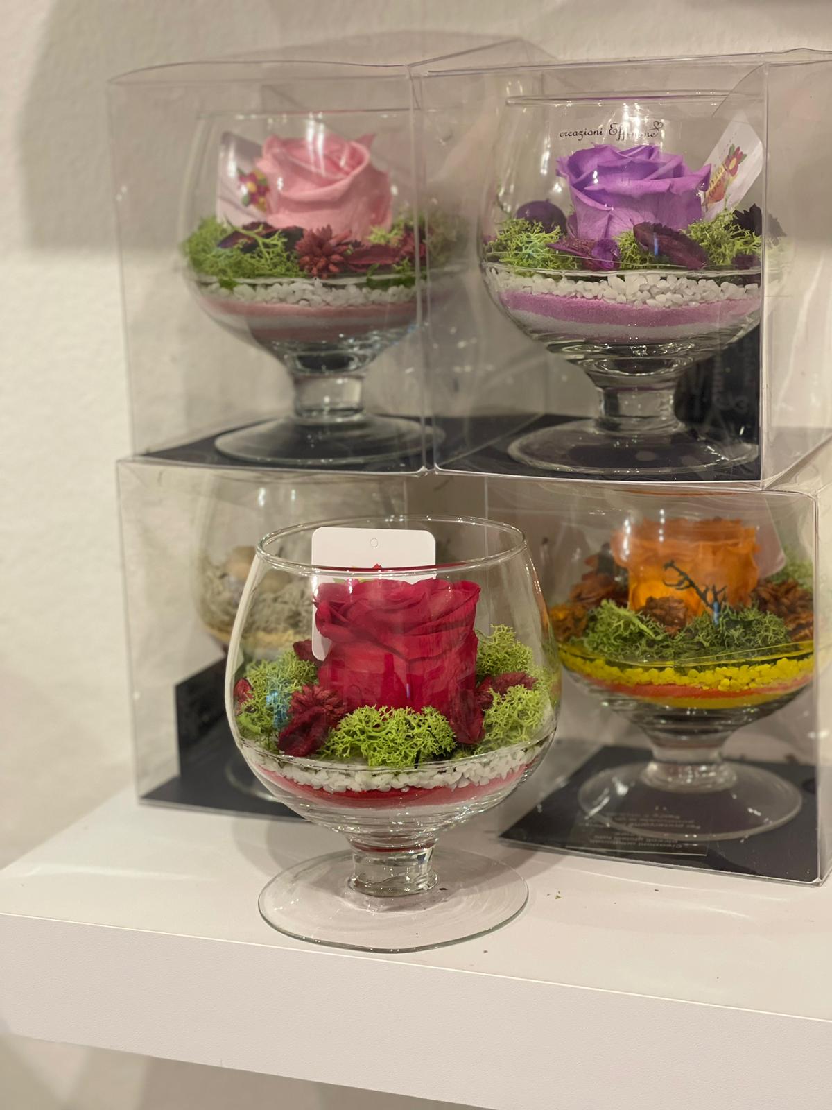 Calice vetro con composizione di rosa stabilizzata