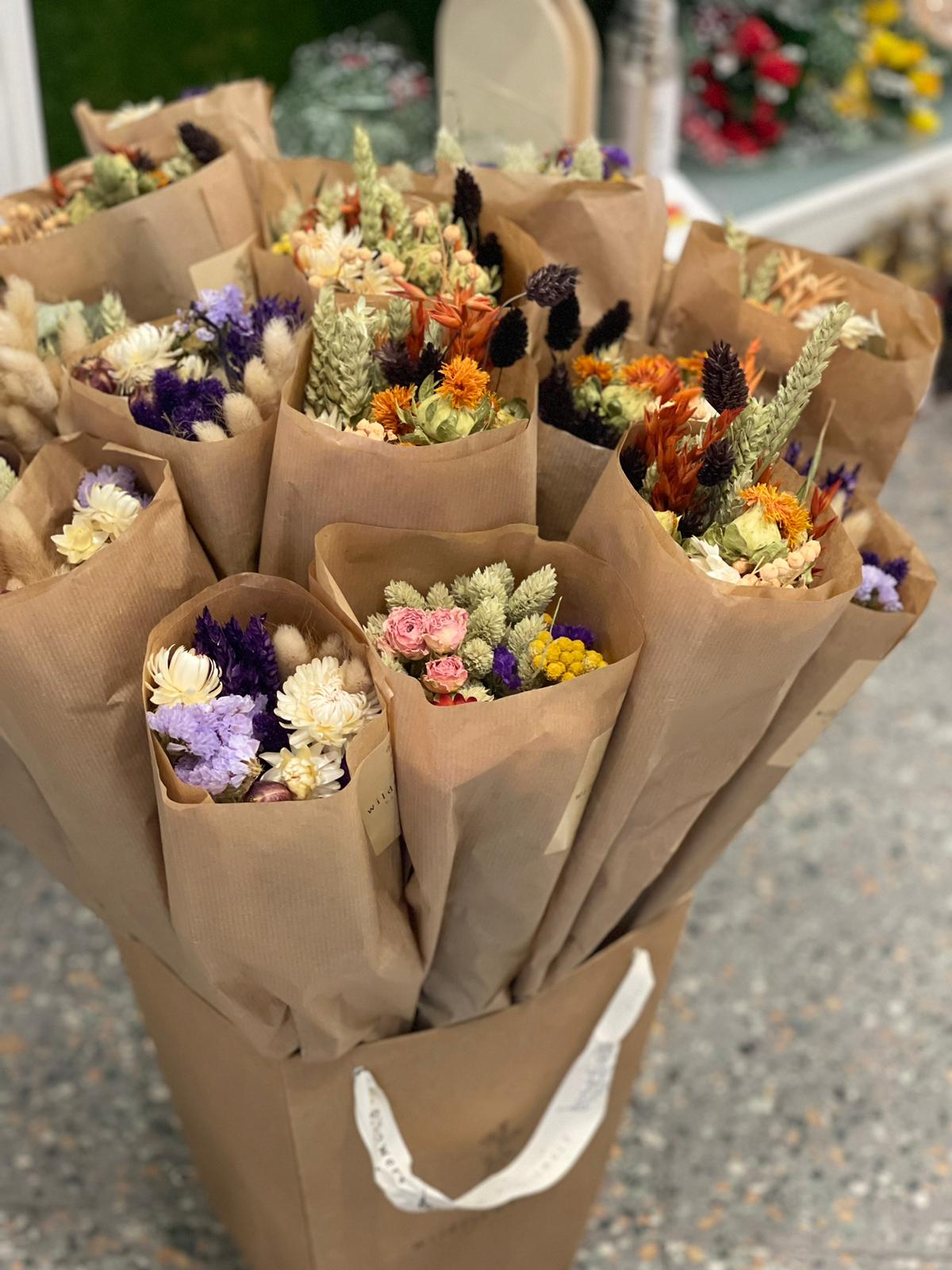 Piccole composizioni di fiori secchi colorati