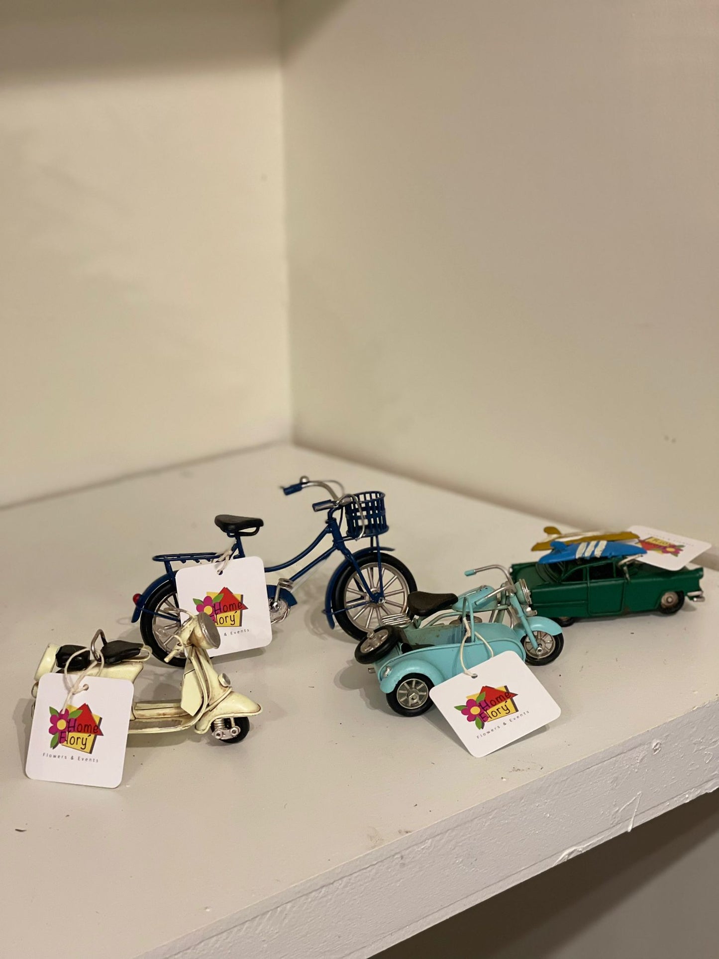 Modellini auto, vespa, sidecar e bicicletta