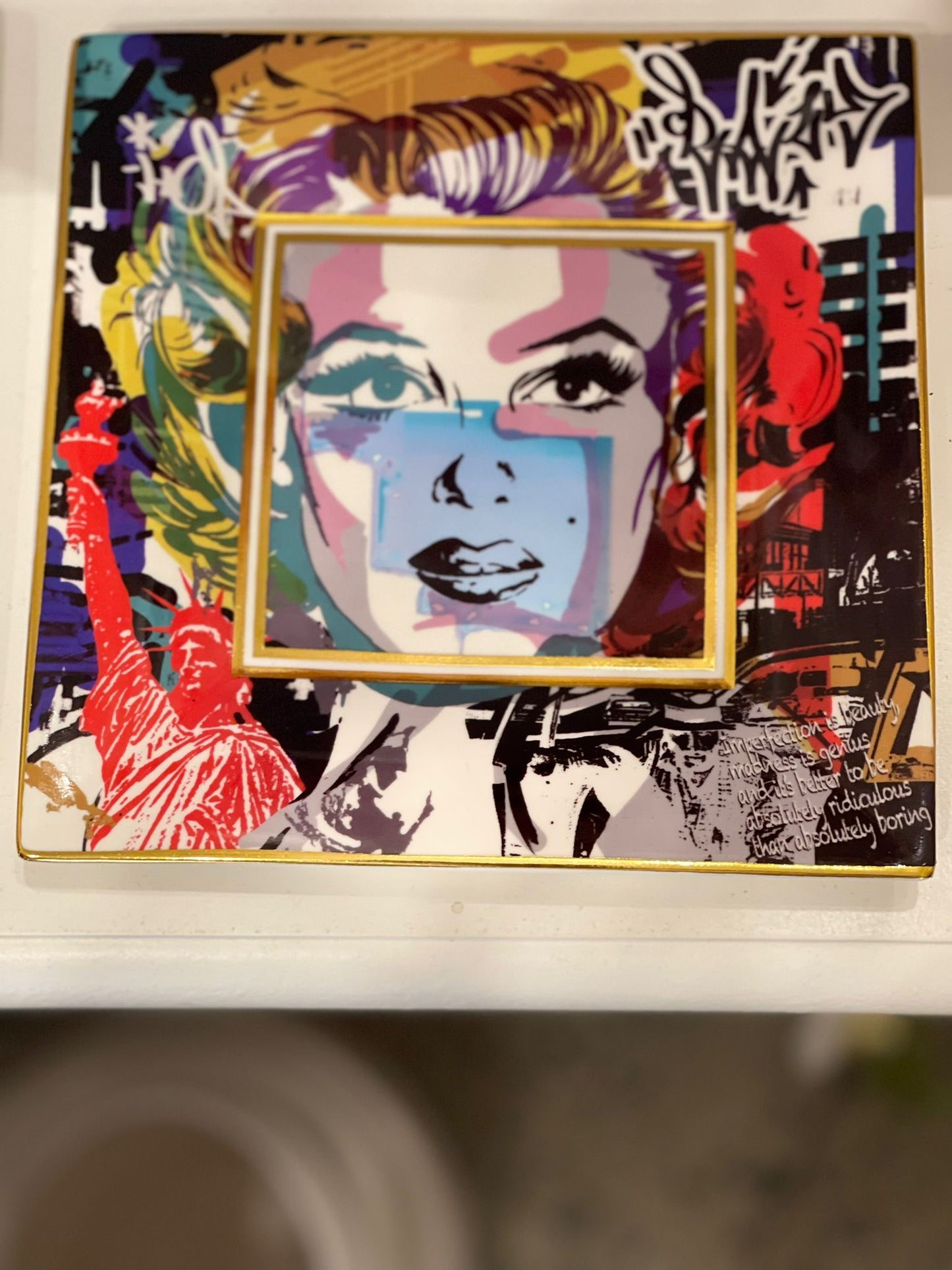 Svuota-tasche in ceramica con personaggi iconici “BACI MILANO“