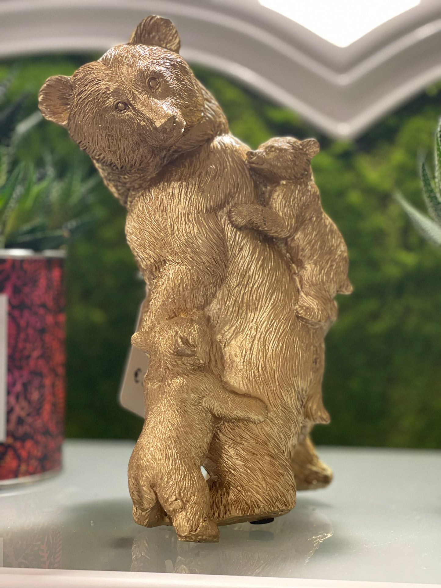 Orso mamma con figli in resina d’orata