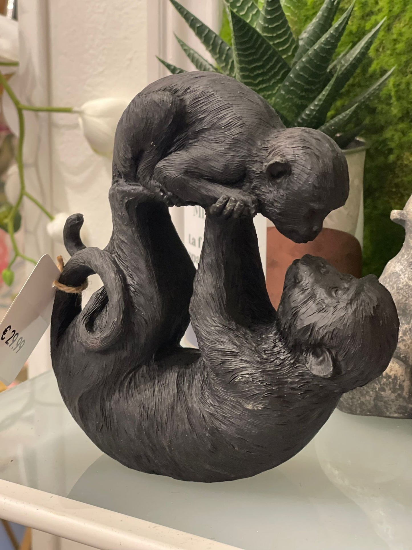 Scimmietta mamma che gioca con “figlio “ in resina nera