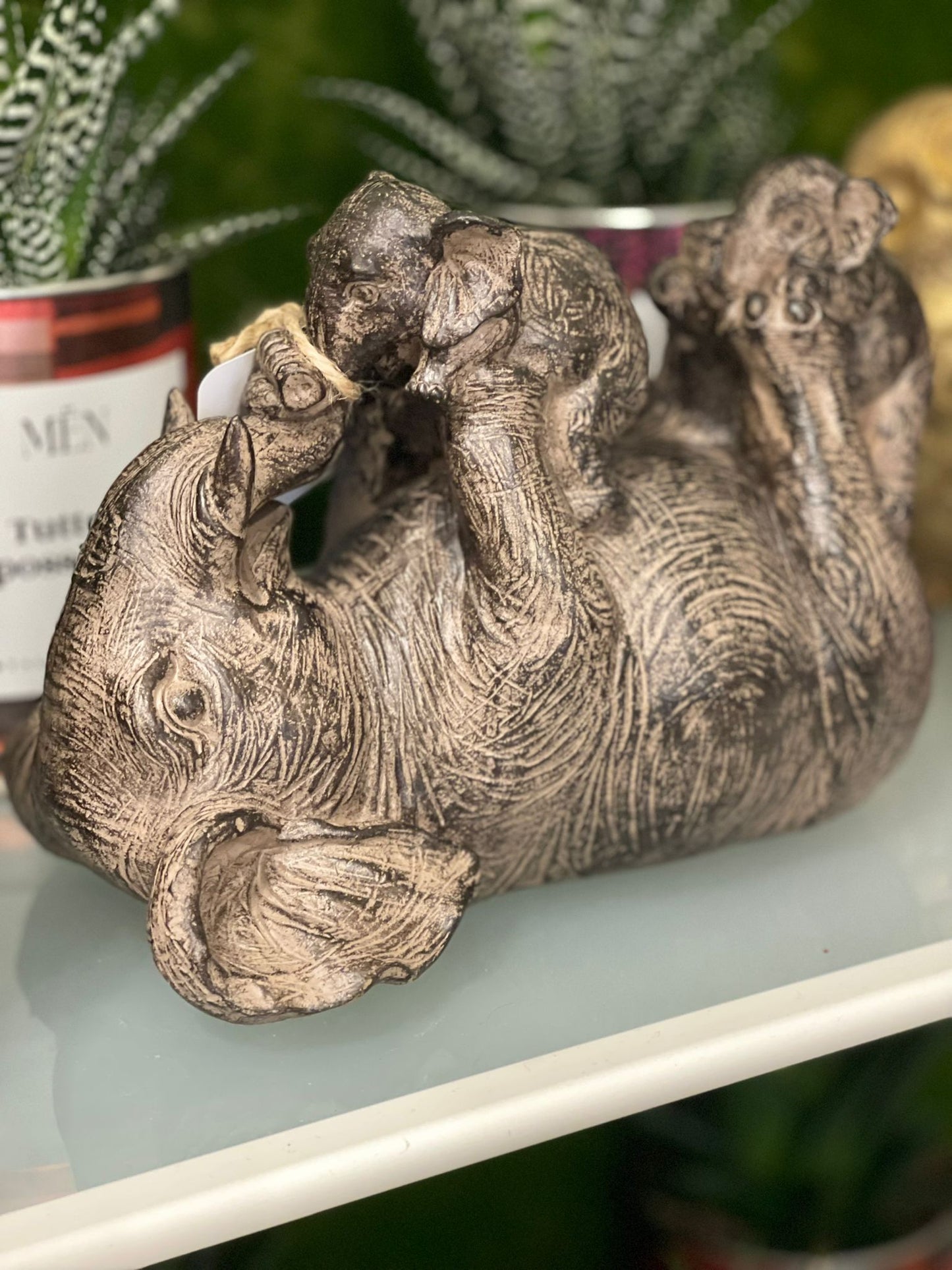 Madre elefante che gioca con figli