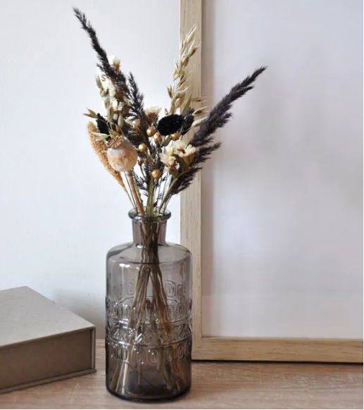 Bouquet di fiori secchi in vaso nero