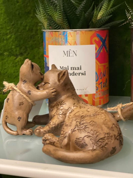 Gattina madre sdraiata con figlio